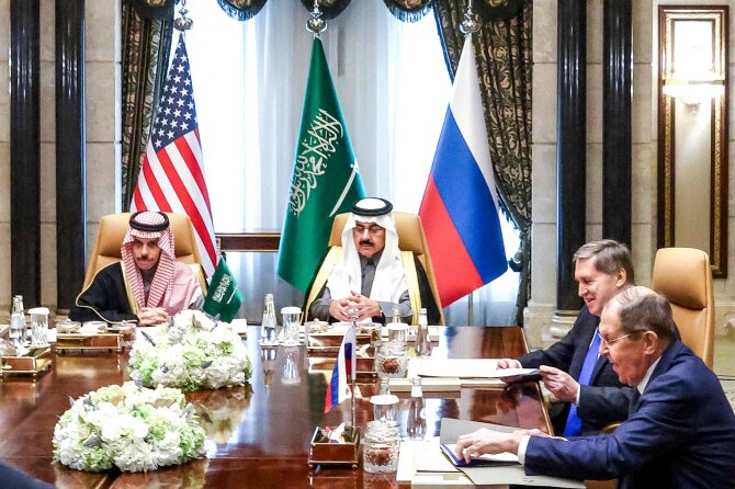 AFP/„Scanpix“/Saudo Arabijos užsienio reikalų ministras princas Faisalas bin Farhanas al-Saudas, nacionalinio saugumo patarėjas Mosaadas bin Mohammadas al-Aibanas, Rusijos prezidento patarėjas užsienio politikos klausimais Jurijus Ušakovas ir Rusijos užsienio reikalų ministras Sergejus Lavrovas