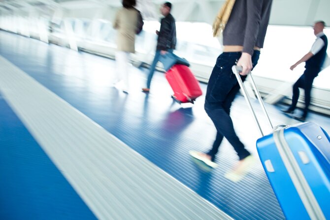 123rf.com nuotr./Turistai oro uoste
