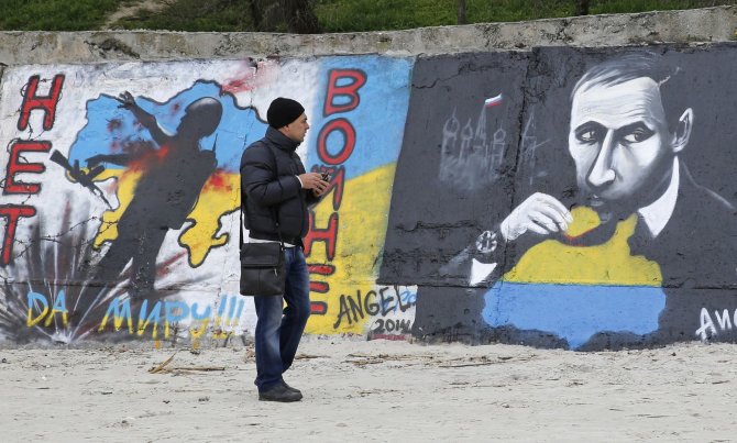 „Reuters“/„Scanpix“ nuotr./Grafiti prieš Rusijos agresiją