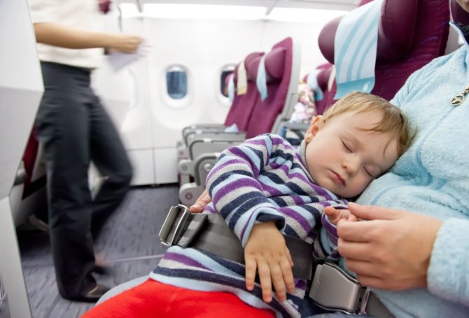 123rf.com /Lėktuve miegantis kūdikis