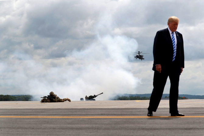 „Reuters“/„Scanpix“ nuotr./JAV prezidentas Donaldas Trumpas per parodomuosius JAV kariuomenės veiksmus Niujorke