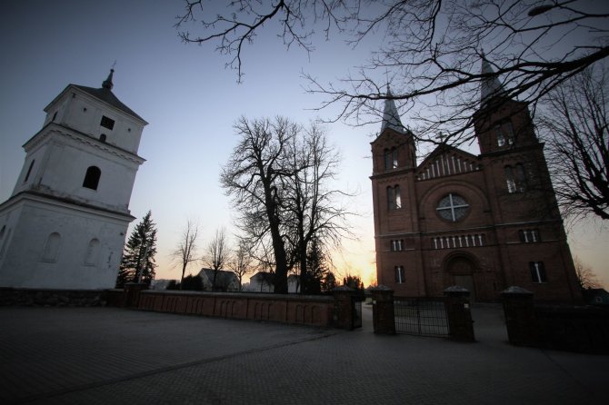 Alvydo Januševičiaus nuotr./Plungės dvaro pašonėje lietuviškas „tadžmahalas“ skaičiuoja laiką