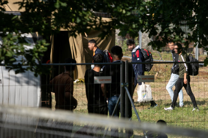 Žygimanto Gedvilos / 15min nuotr./Migrantai atvežti į Rūdninkų poligoną