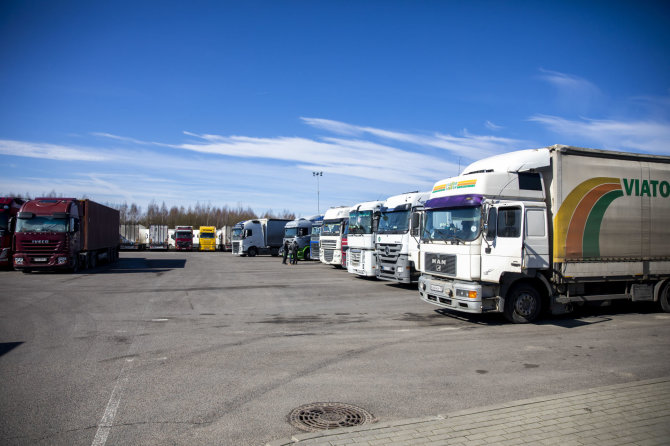 Luko Balandžio / 15min nuotr./Sunkvežimiai prie Medininkų pasienio posto laukia leidimo įvažiuoti į Baltarusiją