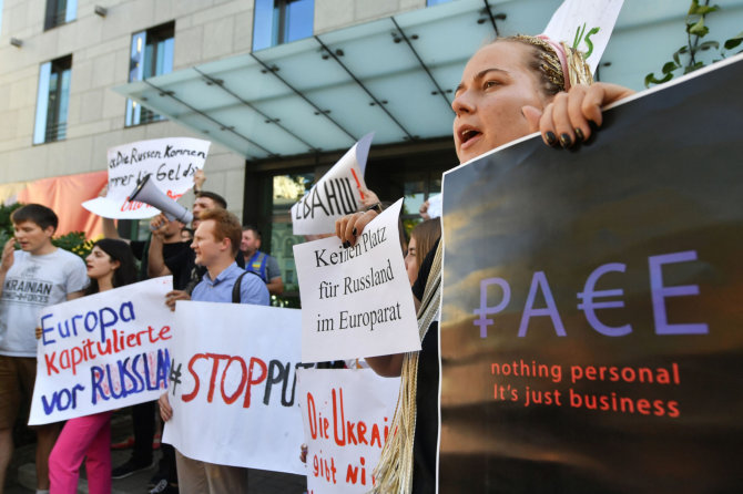 AFP/„Scanpix“ nuotr./Protestas prieš Rusijos grąžinimą į ETPA Kijeve