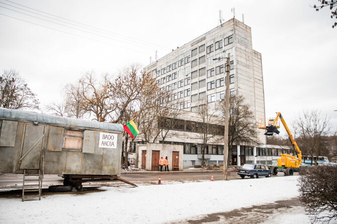 Kauno miesto savivaldybės nuotr./„Badautojų namelis“ ir LRT būstinės imitacija