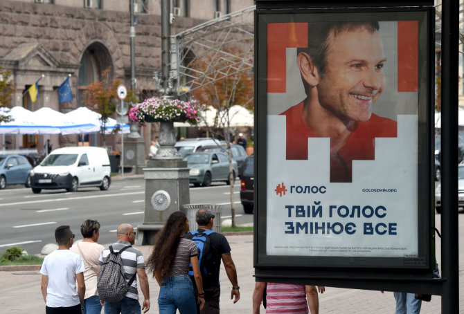 AFP/„Scanpix“ nuotr./Plakatas, ant kurio - Sviatoslavas Vakarčiukas