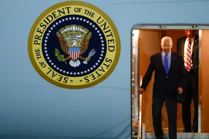 JAV prezidentas Joe Biden atvyksta į G7 aukščiausiojo lygio susitikimą Italijoje. / Yara Nardi / REUTERS