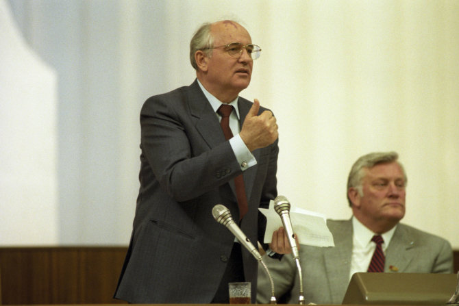 „Scanpix“/„RIA Novosti“ nuotr./Liaudies deputatų suvažiavimas 1989-aisiais metais. Michailas Gorbačiovas ir Algirdas Brazauskas