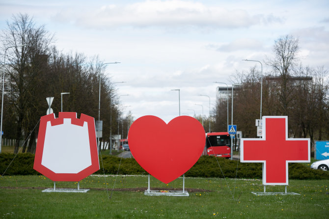 Žygimanto Gedvilos / 15min nuotr./Padėkos medikams ženklas prie Santaros klinikų