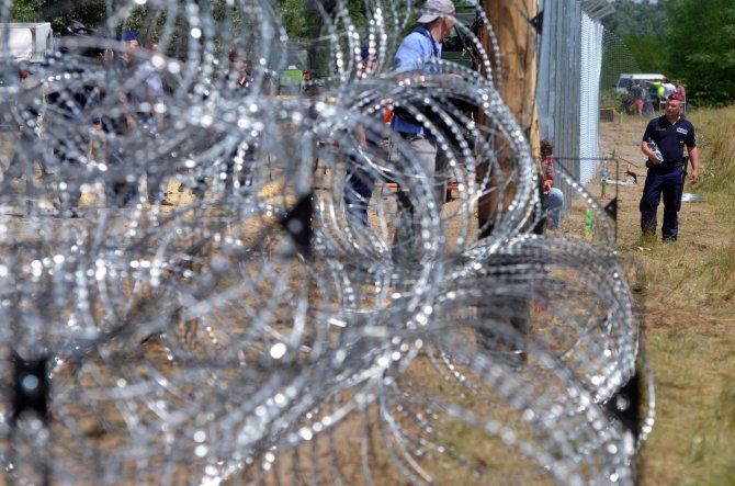 AFP/„Scanpix“ nuotr./Vengrijos pastatyta tvora pasienyje