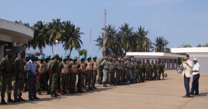 Asmeninio archyvo nuotr./Joe McMahonas instruktuoja Togo (Vakarų Afrika) karius apie kovos su piratavimu operaciją (kurią pats, kaip saugumo konsultantas, ir parengė) jūroje, skirtą naftos platformai nuo Nigerijos piratų apsaugoti