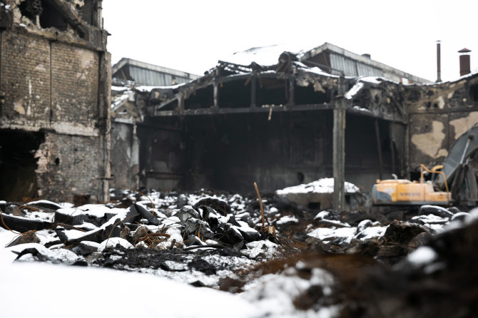 Žygimanto Gedvilos / 15min nuotr./Darbai po padangų gaisro „Ekologistika“ teritorijoje