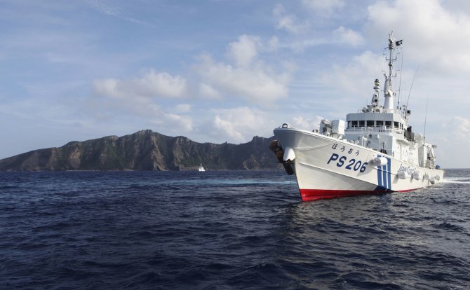 „Reuters“/„Scanpix“ nuotr./Japonijos pasieniečių laivas greta vienos iš ginčijamų salų