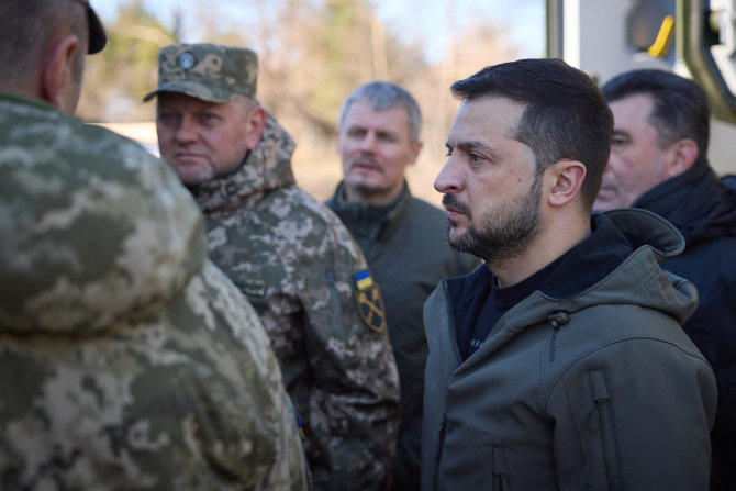 „Reuters“/„Scanpix“/Ukrainos prezidentas Volodymyras Zelenskis ir Ginkluotųjų pajėgų vadas Valerijus Zalužnas