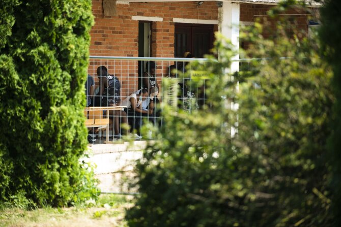 Arno Strumilos / 15min nuotr./Alytaus r., Verebiejų kaime, apleistoje mokykloje apgyvendinti migrantai