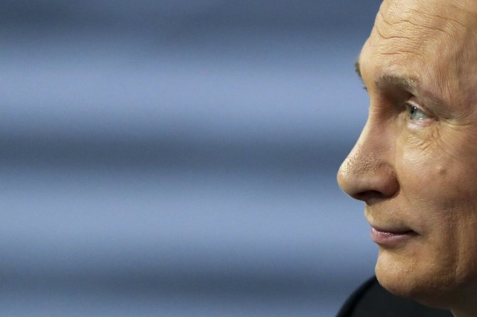 „Scanpix“/AP nuotr./Rusijos prezidentas Vladimiras Putinas atsakinėja į gyventojų klausimus