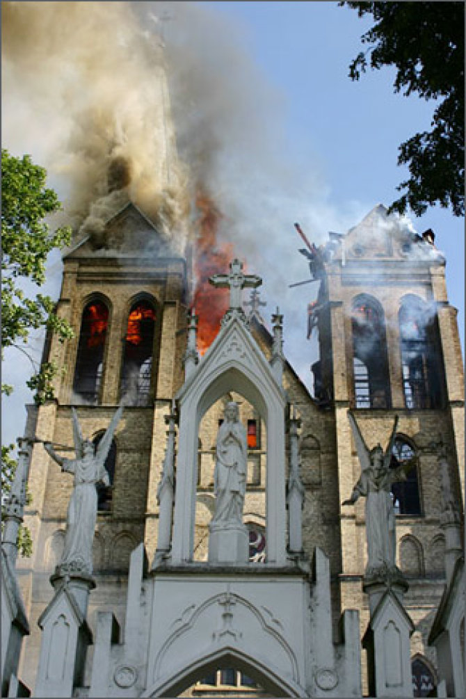 panevezys.lcn.lt nuotr./Naujamiesčio bažnyčios gaisras