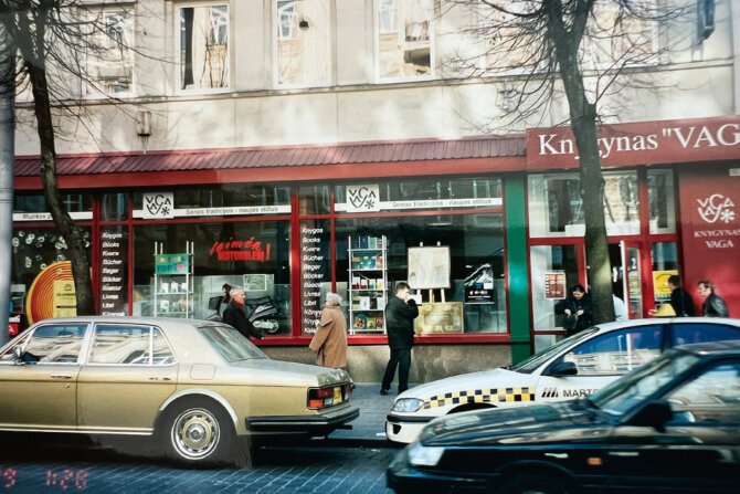 Leidyklos nuotr./Sostinėje atidarytas didžiausias savitarnos knygynas VAGA 1997 m.