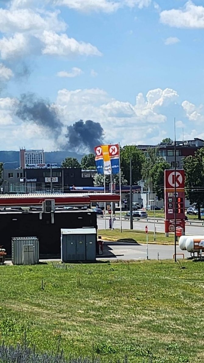 15min skaitytojo nuotr./Penktadienį sostinėje degė keturračių salonas