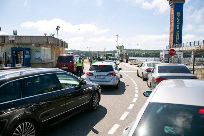 Žygimanto Gedvilos / 15min nuotr./Automobilių eilės prie Smiltynės perkėlos