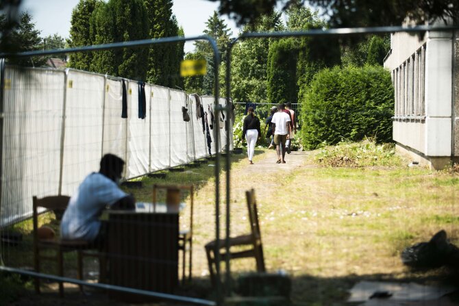 Arno Strumilos / 15min nuotr./Alytaus r., Verebiejų kaime, apleistoje mokykloje apgyvendinti migrantai