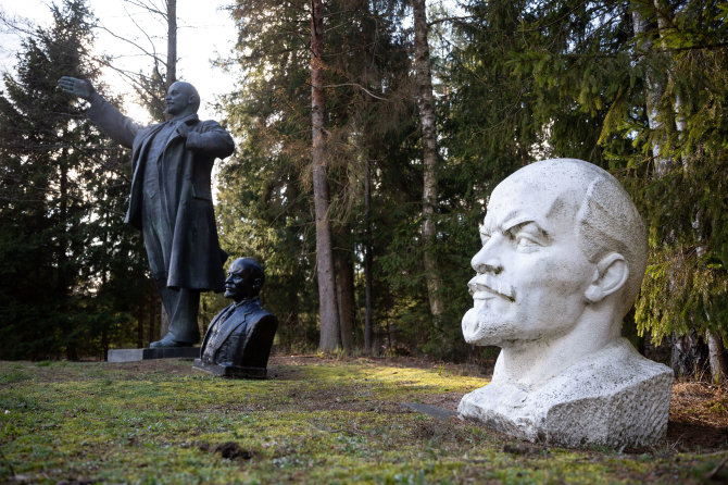 Žygimanto Gedvilos / BNS nuotr./Sovietinių skulptūrų Grūto parkas