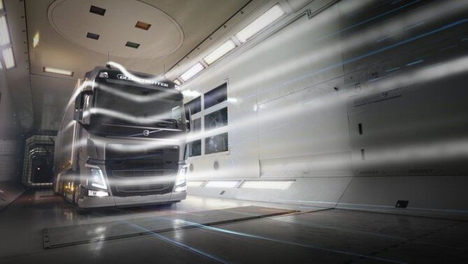 Sunkvežimių aerodinamika yra tobulinama ir vėjo tuneliuose. (Volvo Trucks)