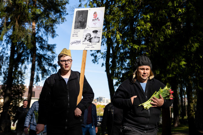 Žygimanto Gedvilos / BNS nuotr./Vilniaus Antakalnio kapinės gegužės 9 dieną