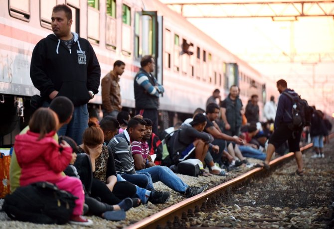 AFP/„Scanpix“ nuotr./Migrantai mėgina įsėsti į traukinius prie Kroatijos sienos