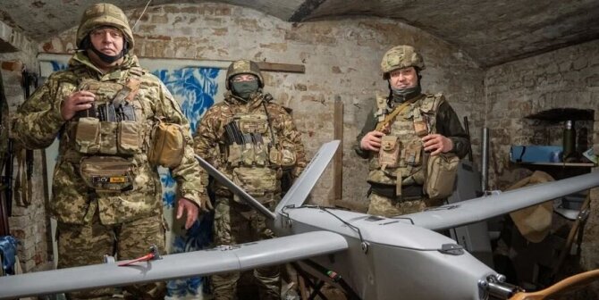 8-ojo desanto šturmo pajėgų korpuso nuotr./Rusiško vamzdžio fragmentas Sumų srityje ir Ukrainos kariai