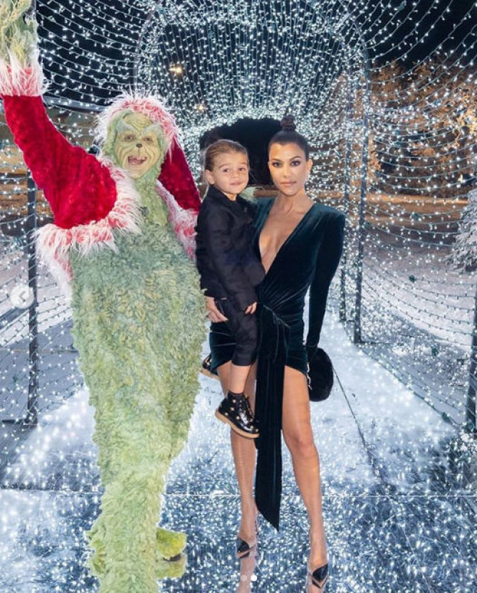 „Instagram“ nuotr./Kourtney Kardashian su sūnumi Reignu ir Grinču