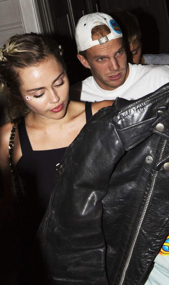 Vida Press nuotr./Miley Cyrus ir Cody Simpsonas 2015-aisiais
