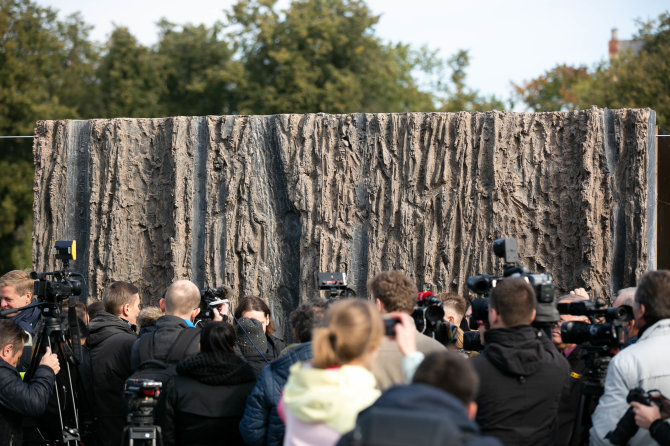 Žygimanto Gedvilos / BNS nuotr./Visuomenei pristatytas Laisvės kalvos monumento realaus dydžio bandinys"