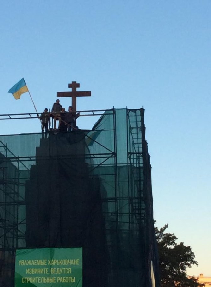 „Gromadskaja varta Charkova“ nuotr./Kryžius vietoj Lenino paminklo Charkove