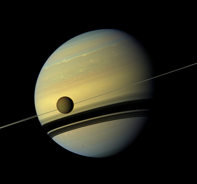 NASA nuotr./Titanas, Saturnas ir jo žiedai. Šis šešių kadrų montažas vaizduoja Saturną, jo žiedus ir milžiniškąjį mėnulį Titaną, kuris yra antras didžiausias mėnulis Saulės sistemoje po Jupiteriui priklausančio Ganimedo (Nuotrauka daryta 2012 kovo 6 d., kai „Cassini“ nuo Titano skyrė 770 tūkst. km)