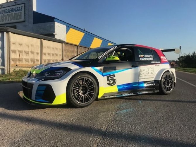 Komandos nuotr./Naujasis „Volkswagen Golf GTI TCR“ automobilis, kuriuo lenktyniaus E.Globytės komanda