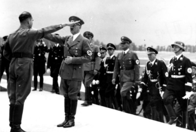 Vokietijos Bundesarchyvo/Wikimedia.org nuotr./Rudolfas Hessas sveikina Adolfą Hitlerį per nacistų partijos suvažiavimą 1935-aisiais
