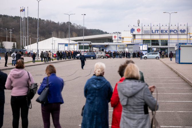 Žygimanto Gedvilos / 15min nuotr./Žmonių eilės prie vakcinavimo centro „Litexpo“