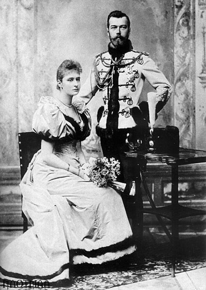 wikimedia.org nuotr./Romanovų dinastijos Rusijos caras Nikolajus II su būsima žmona Vokietijos princese Aleksandra