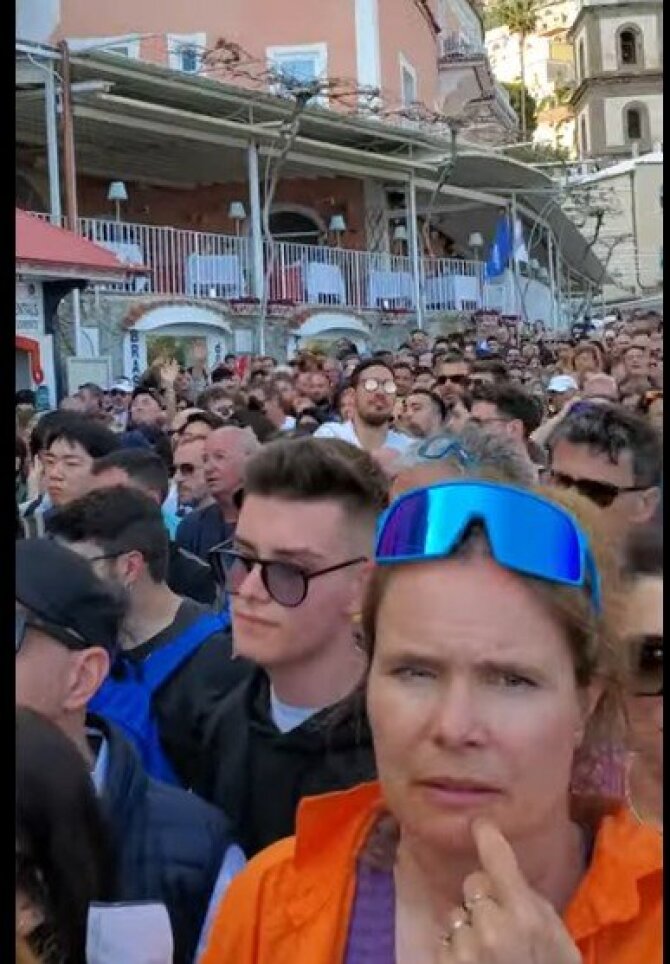 Youtube stop. kadras / Turistų minios Pozitane gyventojus verčia įkaitais