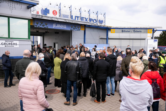 Žygimanto Gedvilos / 15min nuotr./Žmonių eilės prie vakcinavimo centro „Litexpo“