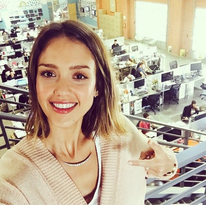 „Instagram“ nuotr./Jessica Alba savo kompanijos „The Honest Company“ biure