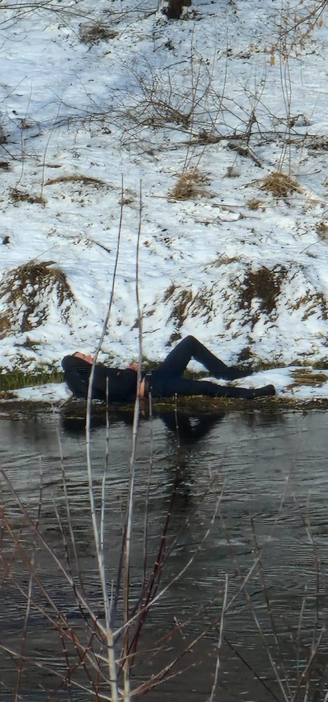 Įvykio liudininko Vitalijaus nuotr./Neries pakrantėje gulėjęs vaikinas buvo sušalęs