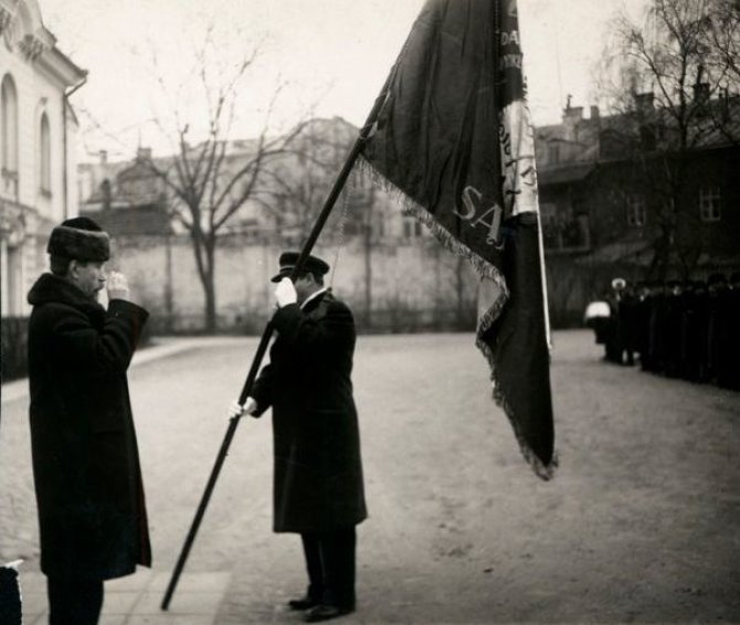 Mejerio Smečechausko nuotrauka, LCVA/A. Smetona įteikia vėliava LŽKDLNAS, 1934 m., Kaunas.