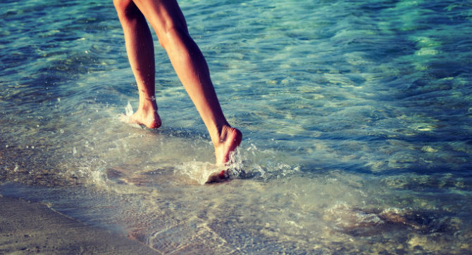 Fotolia nuotr./Moteris bėga jūros pakrante