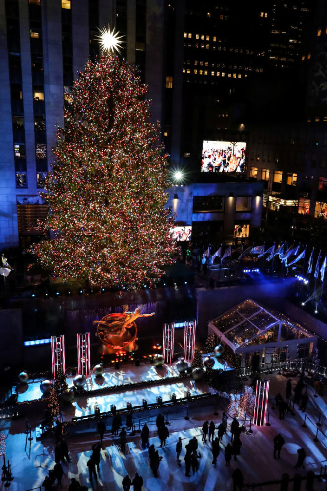 „Reuters“/„Scanpix“ nuotr./Kalėdų eglės Rokfelerio centre, Niujorke įžiebimo akimirka