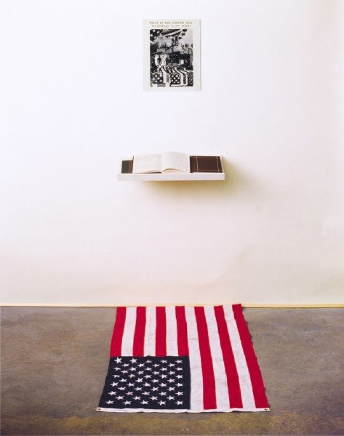 Dreado Scotto nuotr./Dreado Scotto instaliacija „What Is The Proper Way To Display A U.S. Flag“