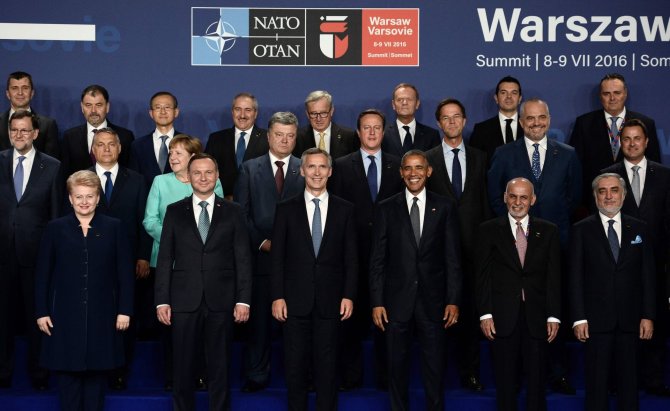 AFP/„Scanpix“ nuotr./Dalia Grybauskaitė NATO vadovų susitikime