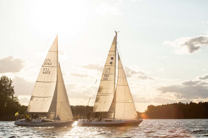 Josvydo Elinsko / 15min nuotr./Trakuose startavo trečioji 24 valandų regata: bures pakėlė 8 buriutojų įgulos